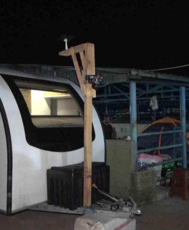 Hayvan pazarında karavan ve çadır kamping...
