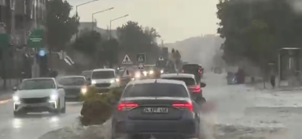 Lüleburgaz’da sağanak yağış hayatı felç etti: Cadde ve sokaklar göle döndü