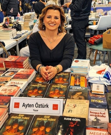 Bayram ziyaretine giden Yazar Ayten Öztürk bıçaklanarak öldürüldü