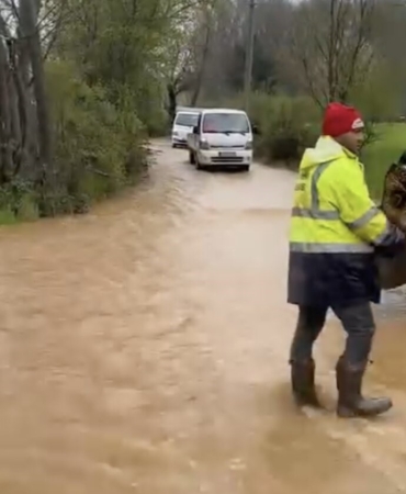 Dere taşkını yolu esir aldı, araçlar kontak kapattı