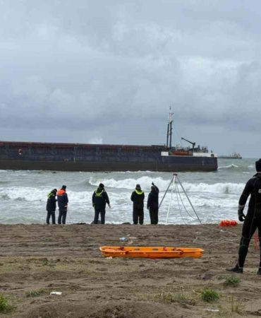 Sakarya’da karaya oturan gemideki 8 personel kurulan halat sistemiyle kurtarılıyor