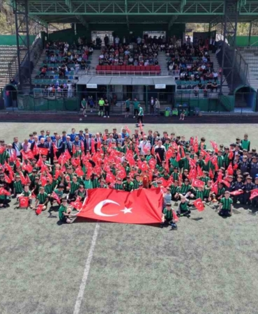 Çayırova’da 19 Mayıs coşkusu yeşil sahaya taşındı
