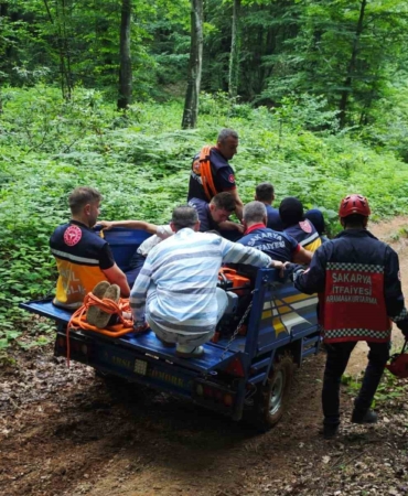 Kayalıklara sıkışan motosikletliye patpatlı kurtarma operasyonu