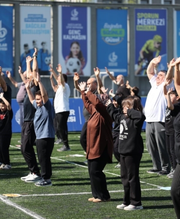 Bağcılar’da çocuklar ve yetişkinler zumba etkinliğinde bir araya geldi