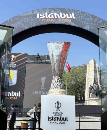 İlhan Mansız, UEFA Avrupa Ligi kupasını Beşiktaş Meydanı’na getirdi
