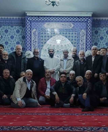 Suriyeli Abdülkerim Ömer’e cami cemaatinden anlamlı uğurlama