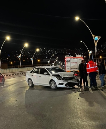 Yolda gördükleri kazaya anında müdahale eden A Takımı ikinci felaketi önledi