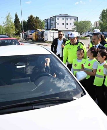 Minik trafik dedektifleri görev başında: Hem öğrendi hem öğretti