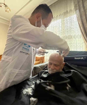 Pendik’te yatağa bağımlı hastalara berber hizmeti devam ediyor