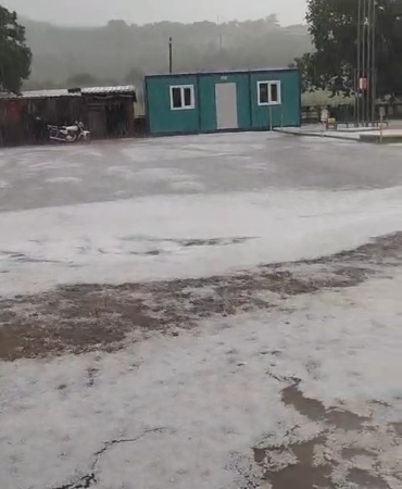 Ayvacık’ta dolu yağışı yolları beyaza bürüdü