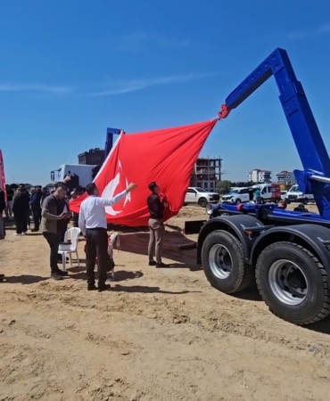 Temel atma töreninde bayrak hassasiyeti takdir topladı