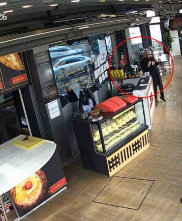 Pendik’te soluk borusuna ekmek kaçan müşteri heimlich manevrasıyla kurtarıldı