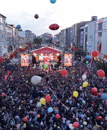 Sultanbeyli’de kanseri yenen Zeyd için binlerce balon gökyüzüne bırakıldı