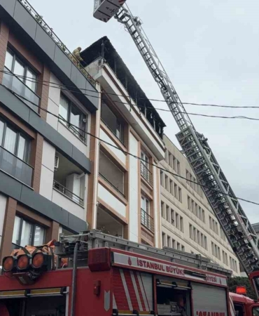 Küçükçekmece’de çatı yangını