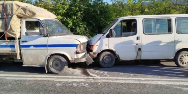 İki araç kafa kafaya çarpıştı, 1 yaralı