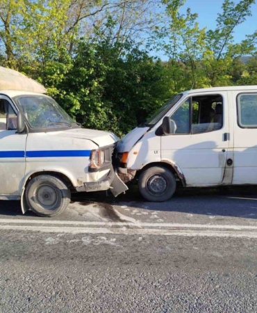 İki araç kafa kafaya çarpıştı, 1 yaralı