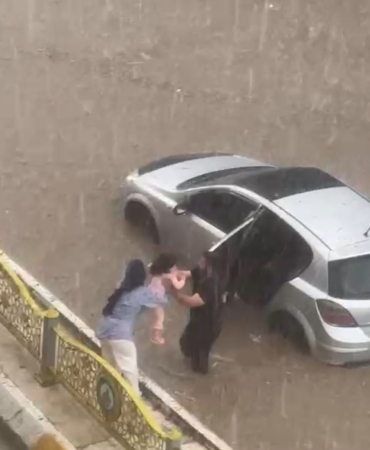 Edirne’de yollar göle döndü: Araçlar mahsur kaldı