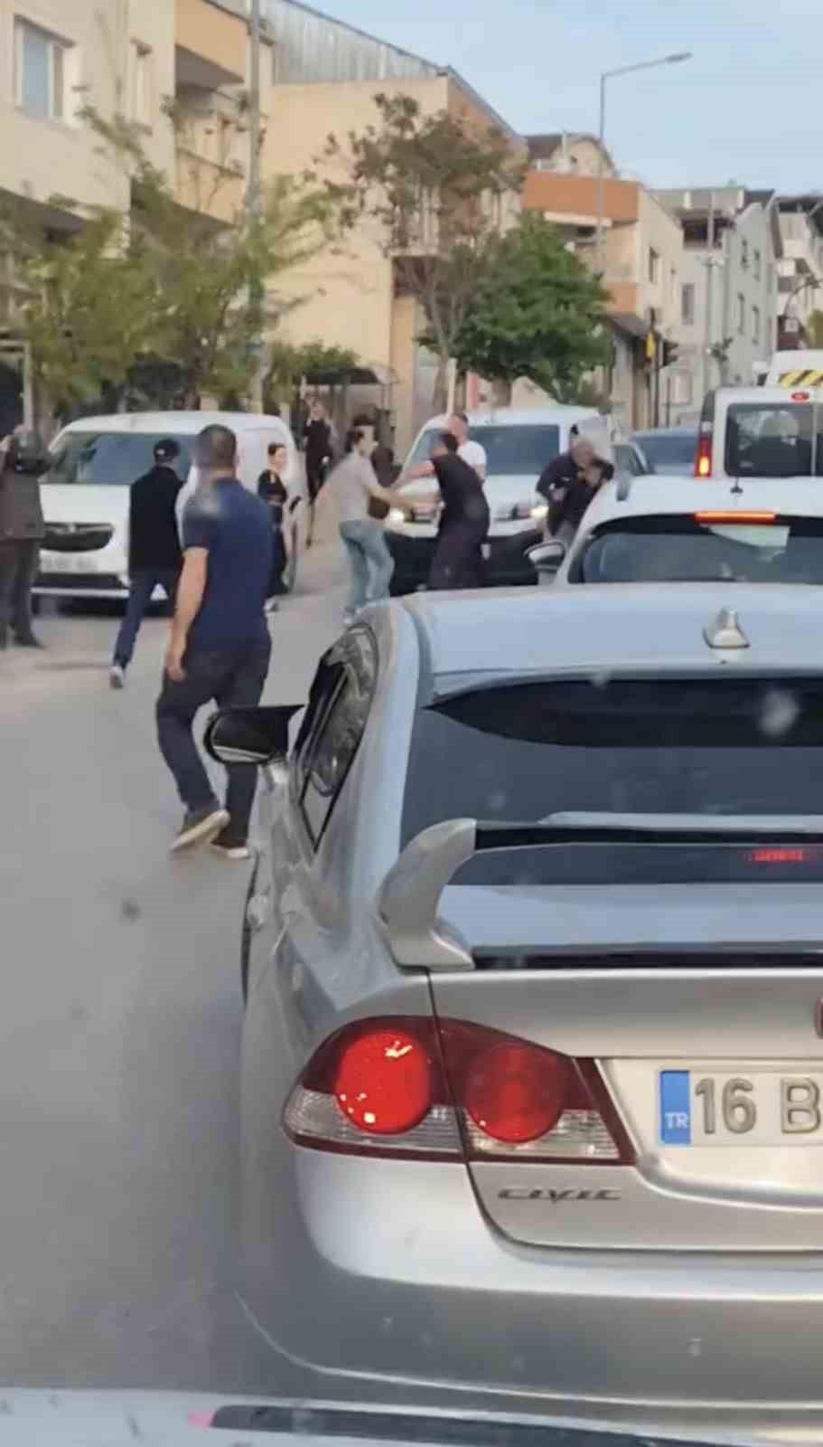 Trafikte döner bıçaklı kavga kamerada