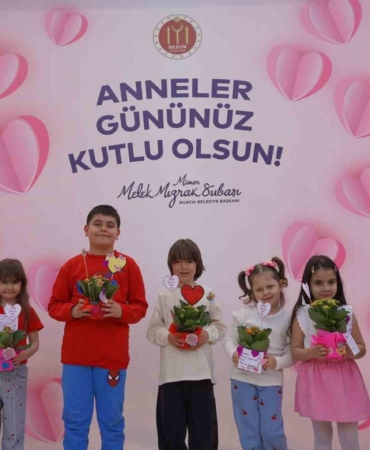 Çocuklar Sanat Sokağı’nı bu kez anneleri için renklendirdi
