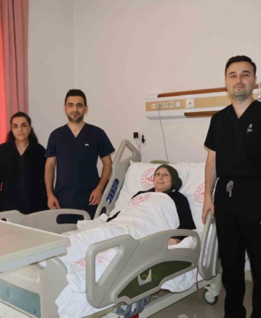 5 saat süren mikro operasyon başarıyla tamamlandı: Kendi dokusuyla hayata tutundu