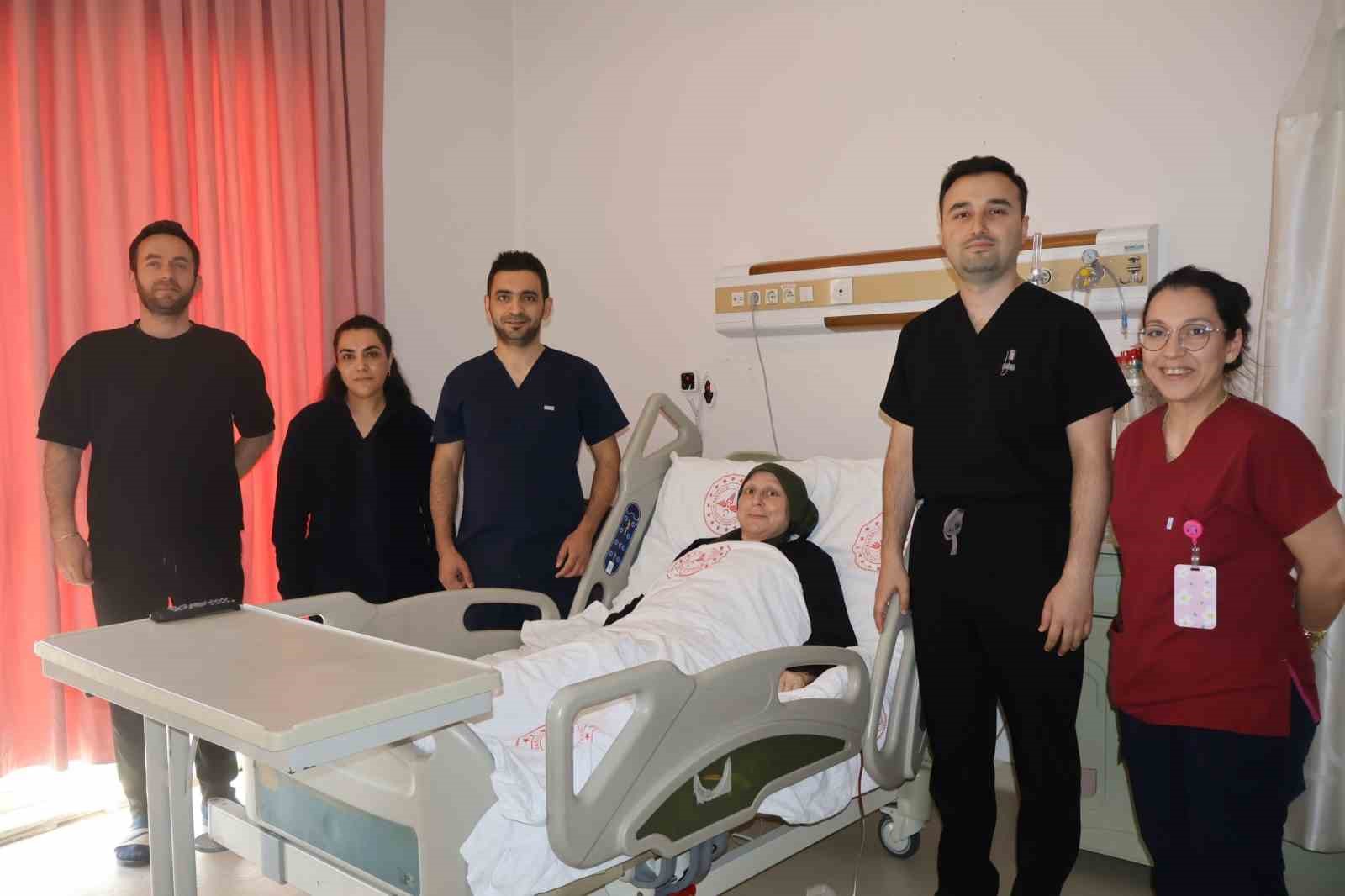 5 saat süren mikro operasyon başarıyla tamamlandı: Kendi dokusuyla hayata tutundu