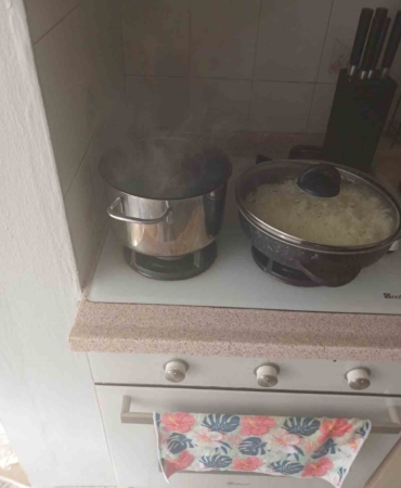 Ayvalık’ta ocakta unutulan yemek paniğe neden oldu