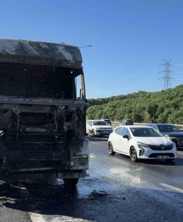 Eyüpsultan’da seyir halindeki tır alev alev yandı