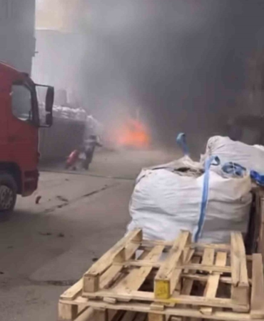 Geri dönüşüm deposunda korkutan yangın
