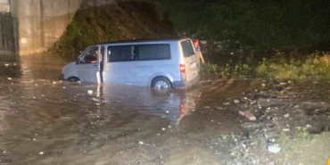 Suya gömülen araçta anne ve oğlu mahsur kaldı, ekipler seferber oldu