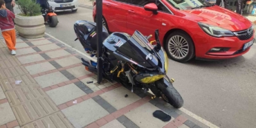 Keşan’da araç kapısı ile kaldırım arasında sıkışan motosikletin sürücüsü yaralandı