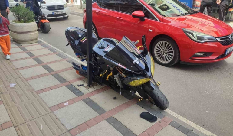 Keşan’da araç kapısı ile kaldırım arasında sıkışan motosikletin sürücüsü yaralandı
