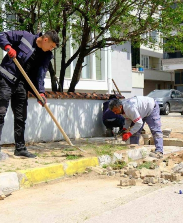 Altıeylül’de park ve yeşil alanlar yaza hazırlanıyor