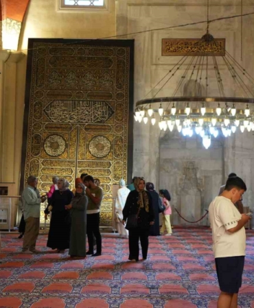 Bayramda Edirne’ye akın ettiler: Kabe taşı ve örtüsü yoğun ilgi gördü