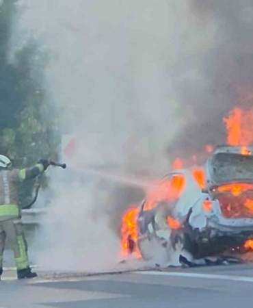 Esenyurt’ta seyir halindeki otomobil alev alev yandı