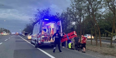 Kaza sonrası trafik güvenliğini sağlayan polise otomobil çarptı