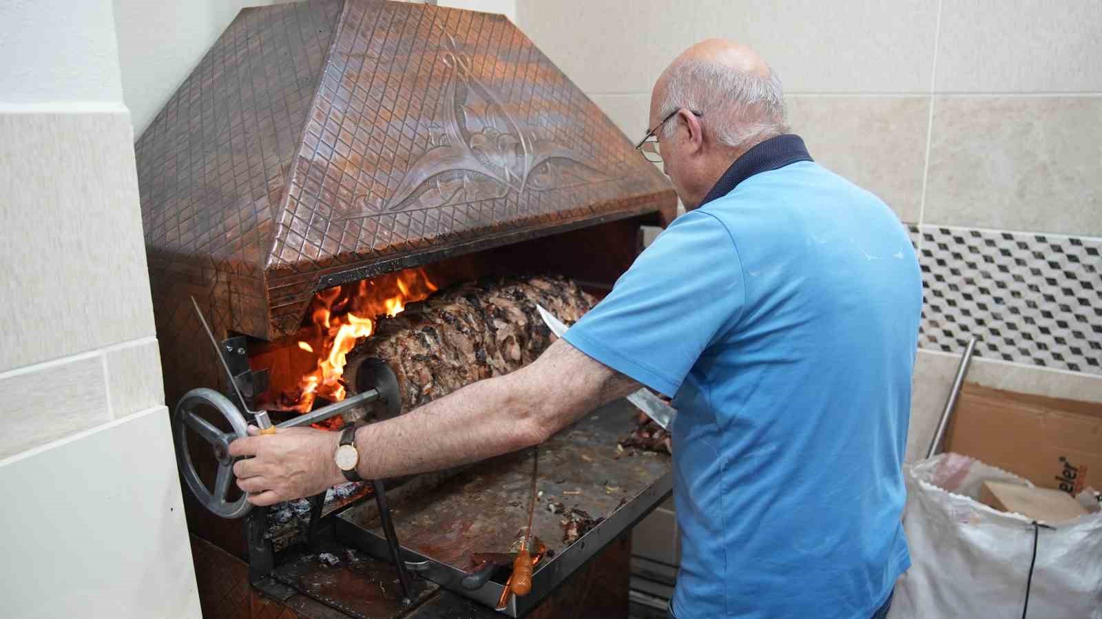 Anneler gününde 100 kilo çağ kebabı ikram ettiler