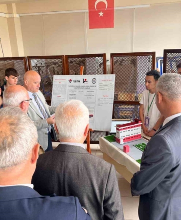 Tekirdağ’da gençler projelerini bilim fuarında sergiledi