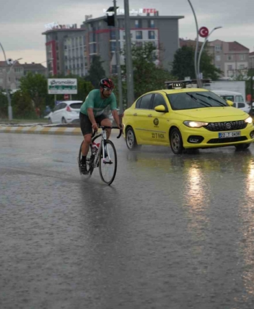Edirne’de sağanak yağış etkili oldu, sürücüler zor anlar yaşadı