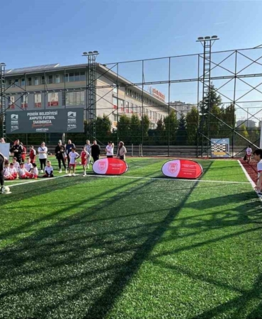 Anneler Günü’nde çocuklarına penaltı attılar