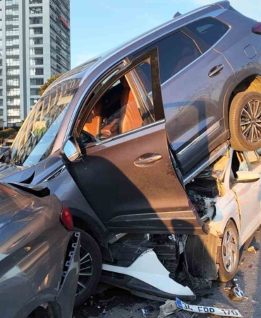 Kartal’da 4 aracın karıştığı zincirleme kaza: 5 yaralı