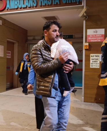 Merdivenlerden yuvarlanan 1 yaşındaki bebek yaralandı