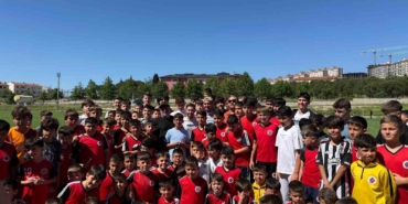 Cengiz Ünder, memleketi Balıkesir’de genç sporcularla buluştu