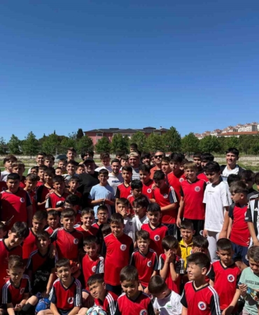 Cengiz Ünder, memleketi Balıkesir’de genç sporcularla buluştu