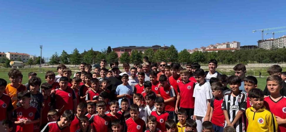 Cengiz Ünder, memleketi Balıkesir’de genç sporcularla buluştu