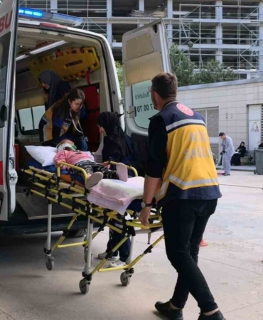 Balkonda başına mermer düşen çocuk ağır yaralandı