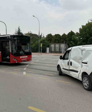 Yasak dönüş kazayı getirdi, metrobüsle hafif ticari araç çarpıştı: 13 yaralı