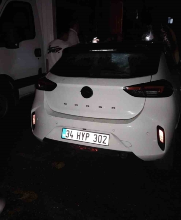 Üsküdar’da park halindeki üç araç yandı