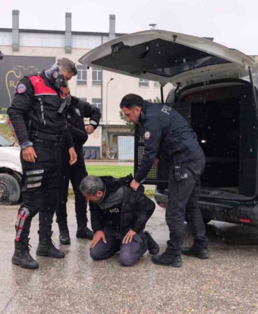 Ehliyetsiz sürücü zorluk çıkarınca biber gazı yedi