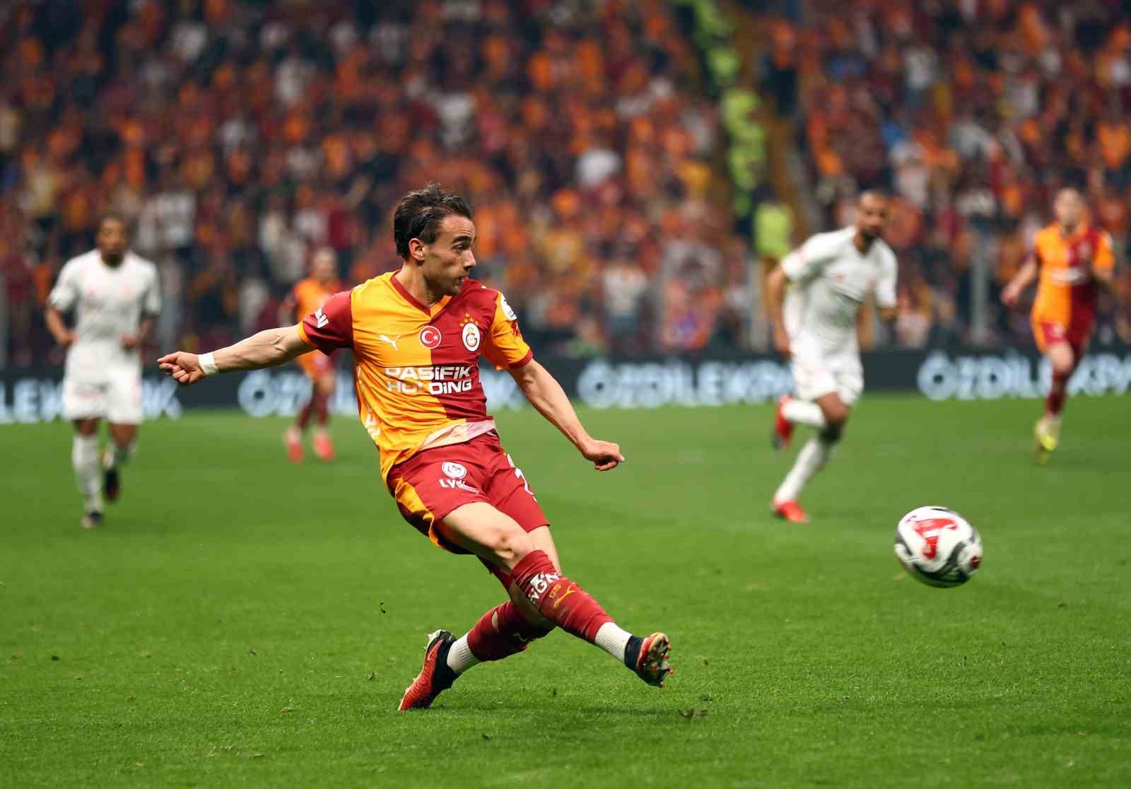 Yunus Akgün, Galatasaray ile ligde 100. maçına çıktı