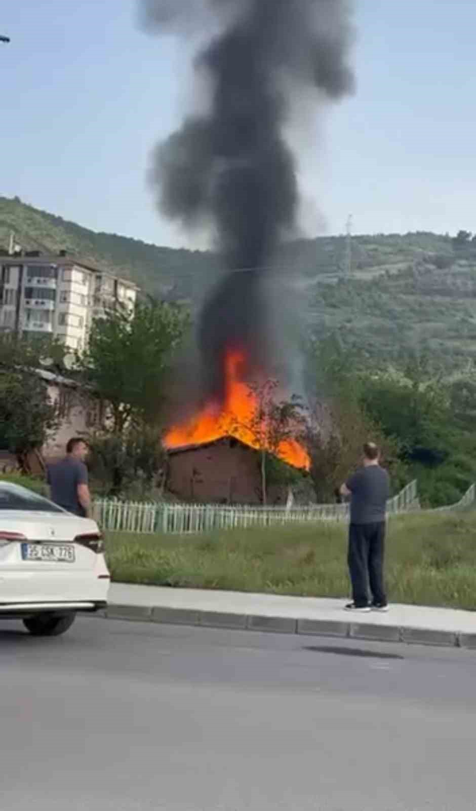 Kocaeli’de tek katlı ev alevlere teslim oldu